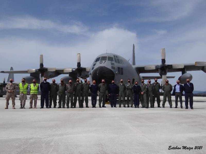 Todo el personal del Ala 31 que acudi al acto, desde pilotos hasta personal de mantenimiento, posando para la foto de despedida con el Hrcules matrcula TK.10-07 de fondo. 