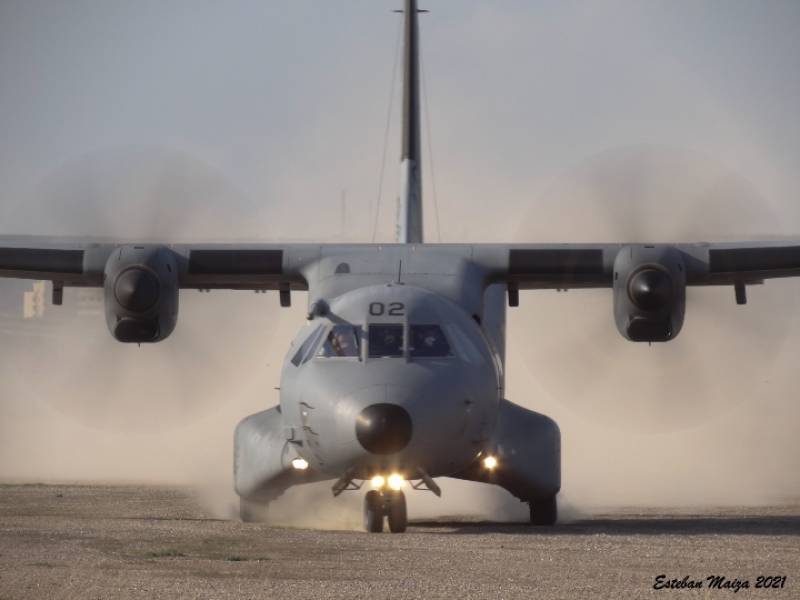 El "TUCÁN2" rodando a toda velocidad hacia la cabecera para despegar dejando una intencionada nube de polvo a su paso. Este tipo de maniobra es la misma que ejecutan los pilotos cuando operan en el teatro de operaciones del Sahel durante el Destacamento Marfil para recudir la visibilidad de posibles enemigos o amenazas antiaéreas. El "TUCÁN2" rodando a toda velocidad hacia la cabecera para despegar dejando una intencionada nube de polvo a su paso. Este tipo de maniobra es la misma que ejecutan los pilotos cuando operan en el teatro de operaciones del Sahel durante el Destacamento Marfil para recudir la visibilidad de posibles enemigos o amenazas antiaéreas.