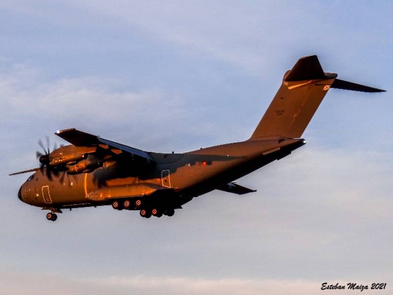 Un A400M con callsign "MAMUT" ejecutando una baja aproximación tras haber lanzado cargas ligeras. Un A400M con callsign "MAMUT" ejecutando una baja aproximación tras haber lanzado cargas ligeras.