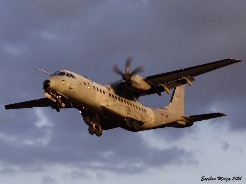 El C295 con callsign "TUCÁN" efectuando una aproximación táctica para posteriormente realizar una toma de máximo esfuerzo en pista de tierra. El C295 con callsign "TUCÁN" efectuando una aproximación táctica para posteriormente realizar una toma de máximo esfuerzo en pista de tierra.