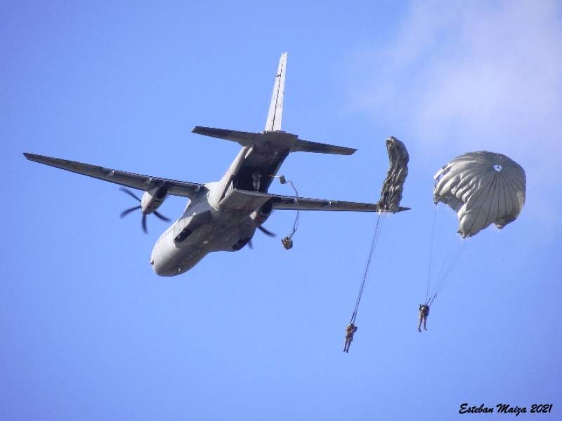 Un C295 del Ala 35 efectuando lanzamientos de paracaidistas del EADA en modalidad automática sobre el aeródromo militar de Ablitas. Un C295 del Ala 35 efectuando lanzamientos de paracaidistas del EADA en modalidad automática sobre el aeródromo militar de Ablitas.