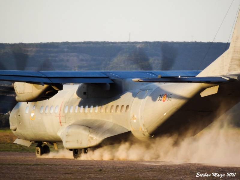 El "TUCÁN" inicia una maniobra conocida como despegue táctico, dejando a su paso una enorme nube de polvo y tierra. El "TUCÁN" inicia una maniobra conocida como despegue táctico, dejando a su paso una enorme nube de polvo y tierra.