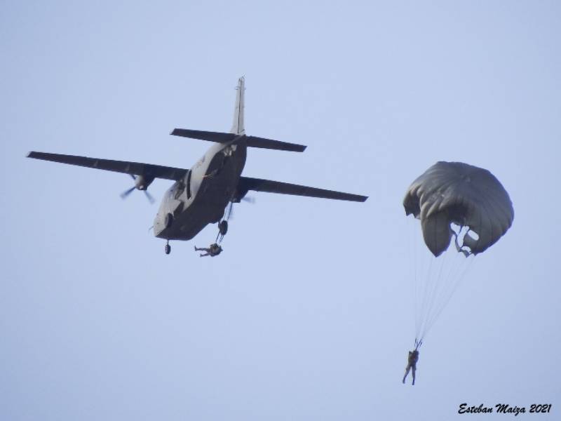 El C-212 Aviocar con callsign "RENO" efectúa lanzamientos de paracaidistas en modalidad automática. El C-212 Aviocar con callsign "RENO" efectúa lanzamientos de paracaidistas en modalidad automática.