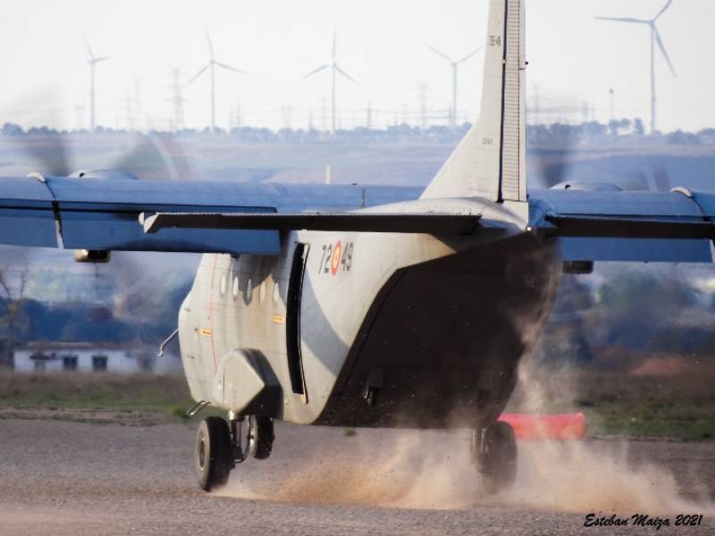 El "RENO" realizando una toma de máximo esfuerzo en la superficie de tierra de la pista del aeródromo de Ablitas. El "RENO" realizando una toma de máximo esfuerzo en la superficie de tierra de la pista del aeródromo de Ablitas.