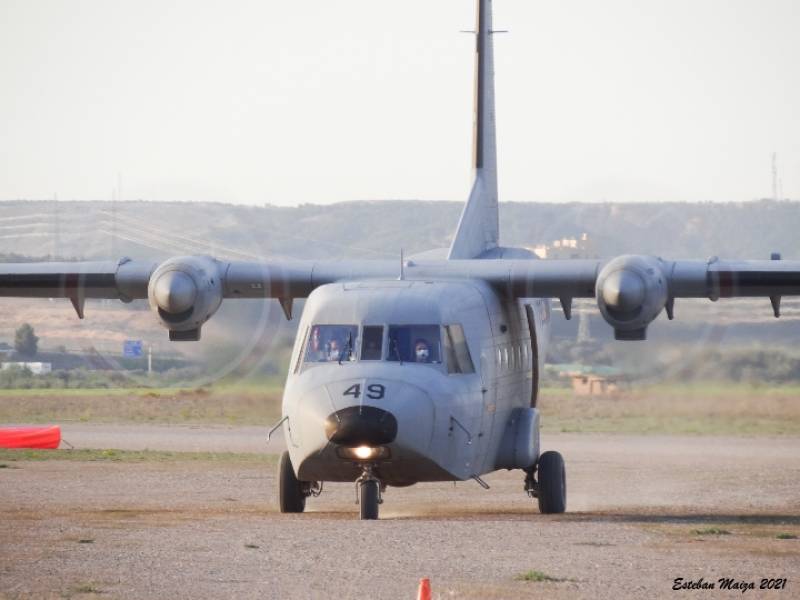 El Aviocar rodando hacia la cabecera de la pista para iniciar la maniobra de despegue tras haber recogido a los paracaidistas que previamente lanzó. El Aviocar rodando hacia la cabecera de la pista para iniciar la maniobra de despegue tras haber recogido a los paracaidistas que previamente lanzó.