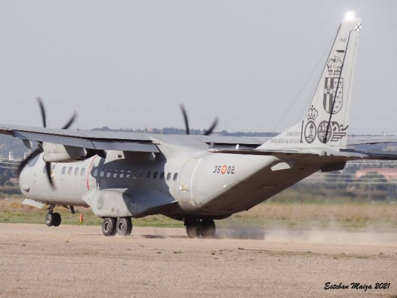 Un segundo C295 realizando la maniobra de aterrizaje en la pista del aeródromo, curiosamente es el avión que lleva en el estabilizador vertical una decoración especial por el centenario de la base aérea de Getafe. Un segundo C295 realizando la maniobra de aterrizaje en la pista del aeródromo, curiosamente es el avión que lleva en el estabilizador vertical una decoración especial por el centenario de la base aérea de Getafe.
