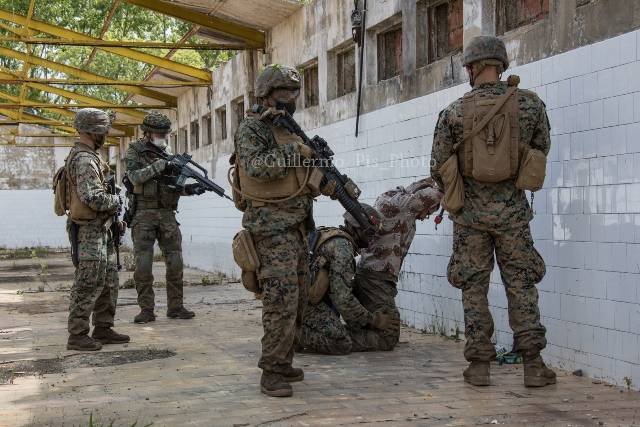 La resistencia ofrecida por parte de las fuerzas "enemigas" aportan un plus de realismo a estos ejercicios. Os puedo asegurar que los USMC tuvieron que emplearse con contundencia para reducir a alguno de los elementos subversivos La resistencia ofrecida por parte de las fuerzas "enemigas" aportan un plus de realismo a estos ejercicios. Os puedo asegurar que los USMC tuvieron que emplearse con contundencia para reducir a alguno de los elementos subversivos