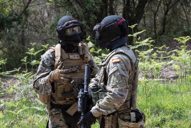 El uso de munición de entrenamiento en estos ejercicios permite escenarios realmente realistas con riesgos muy controlados. Aun así, la protección es importante en las zonas más sensibles del cuerpo. El uso de munición de entrenamiento en estos ejercicios permite escenarios realmente realistas con riesgos muy controlados. Aun así, la protección es importante en las zonas más sensibles del cuerpo.