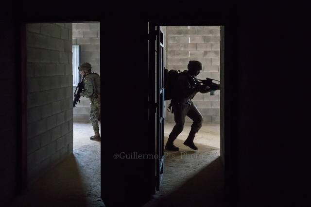 Cabe destacar que el Batallón Toledo II/3 es la unidad referencia en nuestro país para la formación del combate en entornos boscosos de todas las unidades que componen la Fuerza Terrestre lo que ya nos da una pista del nivel mostrado por sus integrantes durante el desarrollo de este ejercicio. Cabe destacar que el Batallón Toledo II/3 es la unidad referencia en nuestro país para la formación del combate en entornos boscosos de todas las unidades que componen la Fuerza Terrestre lo que ya nos da una pista del nivel mostrado por sus integrantes durante el desarrollo de este ejercicio.