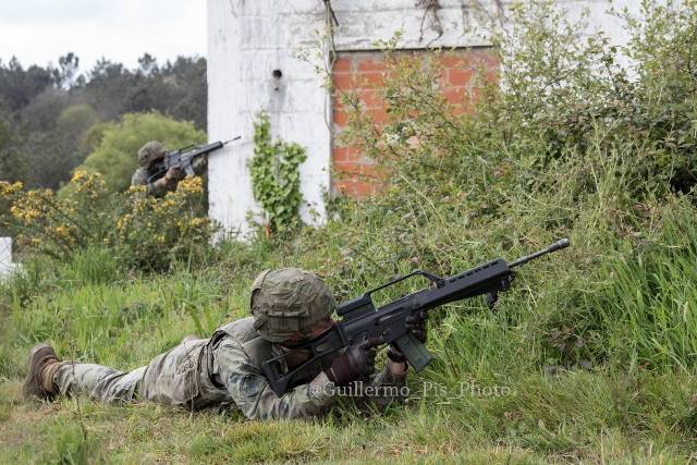 El cansancio acumulado, así como la exigencia que en todo momento demandan los mandos al cargo del ejercicio, no merman un ápice la intensidad ni la alta concentración que se respira durante toda la instrucción. El cansancio acumulado, así como la exigencia que en todo momento demandan los mandos al cargo del ejercicio, no merman un ápice la intensidad ni la alta concentración que se respira durante toda la instrucción.