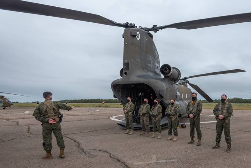 «Es el ejercicio más completo que hemos realizado hasta ahora. Aunque anteriormente habíamos desarrollado otras integraciones más pequeñas, ésta ha sido la primera vez que hemos conformado una agrupación de esta entidad», explica el coronel Betolaza, jefe de la Agrupación Táctica de Asalto Aéreo. «Es el ejercicio más completo que hemos realizado hasta ahora. Aunque anteriormente habíamos desarrollado otras integraciones más pequeñas, ésta ha sido la primera vez que hemos conformado una agrupación de esta entidad», explica el coronel Betolaza, jefe de la Agrupación Táctica de Asalto Aéreo.