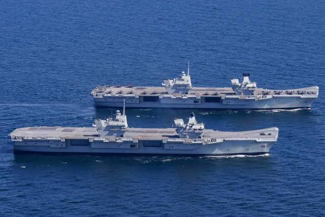 Marinero Directamente Glamour Los dos portaaviones de la Real Marina británica navegando juntos por  primera vez-noticia defensa.com - Noticias Defensa Galería
