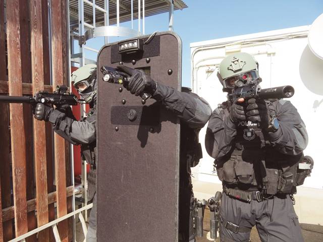 Material de entrenamiento y defensa para policías y militares