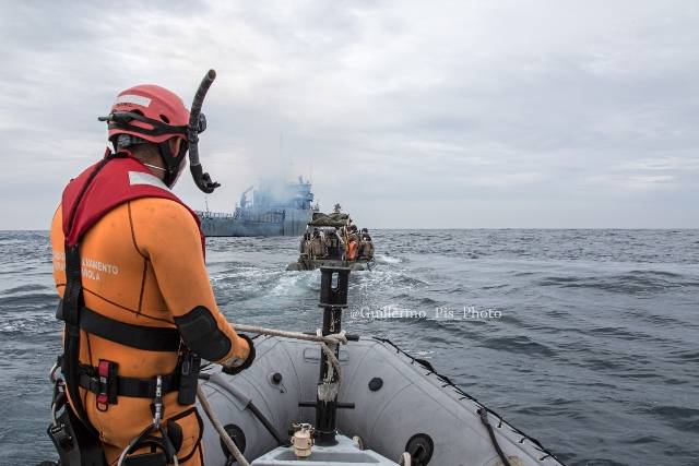 Una vez listas las dos embarcaciones , nos alejamos del Patrullero rumbo al objetivo (siempre bajo la estrecha vigilancia y cobertura proporcionada por el Serviola). Una vez listas las dos embarcaciones , nos alejamos del Patrullero rumbo al objetivo (siempre bajo la estrecha vigilancia y cobertura proporcionada por el Serviola).