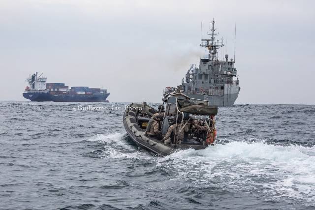 Por supuesto, el grupo de seguridad será el primero en abordar el buque. Un buque que a medida que nos acercamos parece no dejar de crecer nunca. Por supuesto, el grupo de seguridad será el primero en abordar el buque. Un buque que a medida que nos acercamos parece no dejar de crecer nunca.