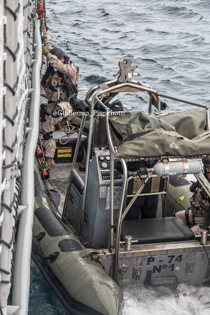 El momento del embarque en las lanchas semirigidas siempre es un momento delicado, en esta ocasión, por suerte, la mar fue benevolente con todos nosotros. El momento del embarque en las lanchas semirigidas siempre es un momento delicado, en esta ocasión, por suerte, la mar fue benevolente con todos nosotros.