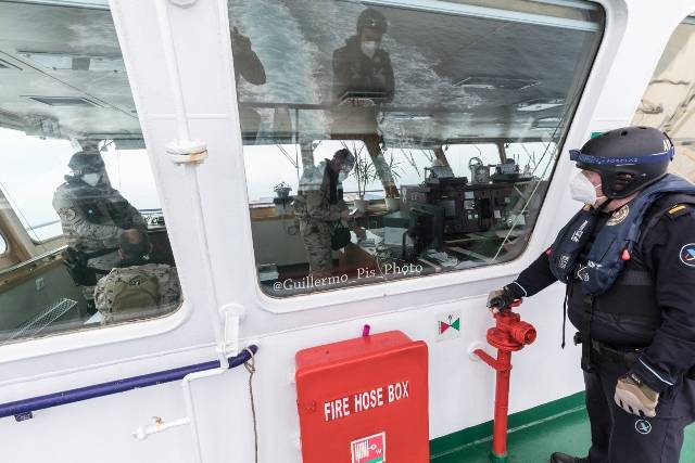 El control de pasaportes, así como de la carga declarada, son siempre pasos imprescindibles en este tipo de operaciones. Pensad que cuando las tripulaciones no son tan colaboradoras, se tiene que hacer uso de la fuerza para realizar este tipo de trabajos con la mayor seguridad posible. El control de pasaportes, así como de la carga declarada, son siempre pasos imprescindibles en este tipo de operaciones. Pensad que cuando las tripulaciones no son tan colaboradoras, se tiene que hacer uso de la fuerza para realizar este tipo de trabajos con la mayor seguridad posible.