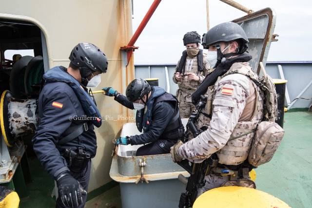 Aunque este tipo de operaciones son siempre el fruto de largas investigaciones, realizar un registro en buques de este tamaño es algo para lo que hay que tener mucha paciencia e intuición. Aunque este tipo de operaciones son siempre el fruto de largas investigaciones, realizar un registro en buques de este tamaño es algo para lo que hay que tener mucha paciencia e intuición.