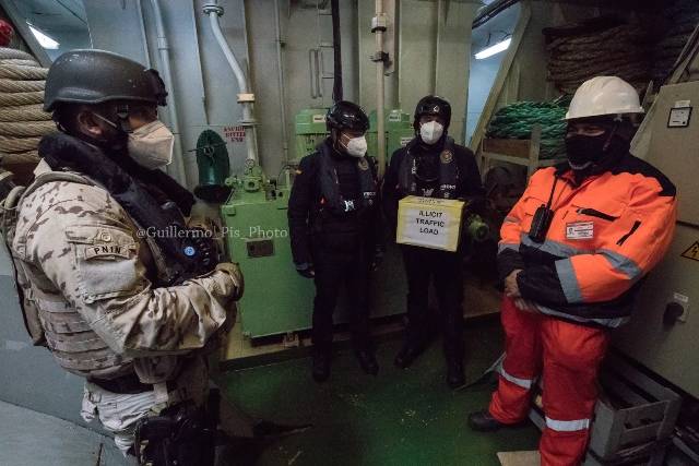 En este supuesto, la tripulación anfitriona no nos lo puso demasiado difícil y el paquete fue encontrado con rapidez. Paquete que desde ese momento queda bajo el estricto control del SVA garantizando en todo momento su guardia y custodia. En este supuesto, la tripulación anfitriona no nos lo puso demasiado difícil y el paquete fue encontrado con rapidez. Paquete que desde ese momento queda bajo el estricto control del SVA garantizando en todo momento su guardia y custodia.