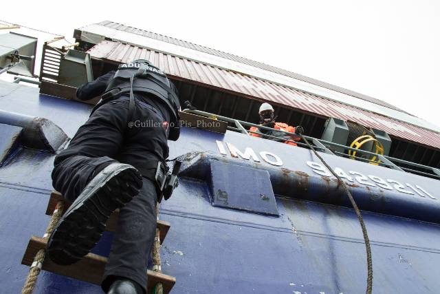 Desde aquí mis agradecimientos a todos los miembros de la Armada Española con los que he compartido estas intensas horas así como al Servicio de Vigilancia Aduanera por permitirme acompañarles en esta operación. Por supuesto, un agradecimiento extensible al Patrón del buque Christina sin el cual esto no habría sido posible. (Fotos Guillermo Pis PHOTO) Desde aquí mis agradecimientos a todos los miembros de la Armada Española con los que he compartido estas intensas horas así como al Servicio de Vigilancia Aduanera por permitirme acompañarles en esta operación. Por supuesto, un agradecimiento extensible al Patrón del buque Christina sin el cual esto no habría sido posible. (Fotos Guillermo Pis PHOTO)