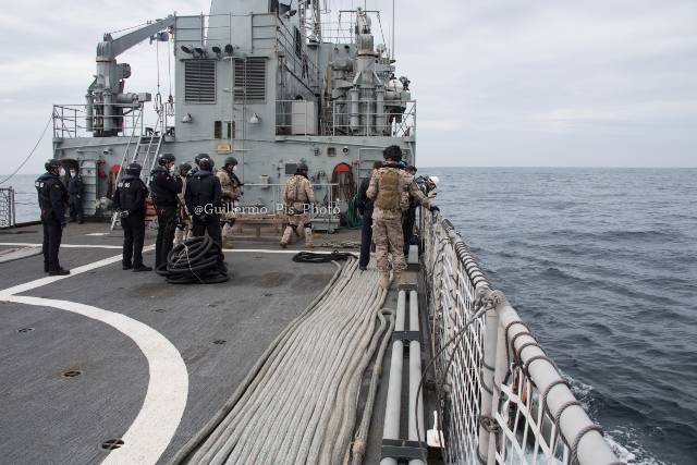 En este ejercicio concreto, abordaremos el buque antes mencionado por sospechas de tráfico ilegal . Abordaje que será llevado a cabo por el Tercio Norte de Infantería de Marina y por agentes del Servicio de Vigilancia Aduanera. En este ejercicio concreto, abordaremos el buque antes mencionado por sospechas de tráfico ilegal . Abordaje que será llevado a cabo por el Tercio Norte de Infantería de Marina y por agentes del Servicio de Vigilancia Aduanera.