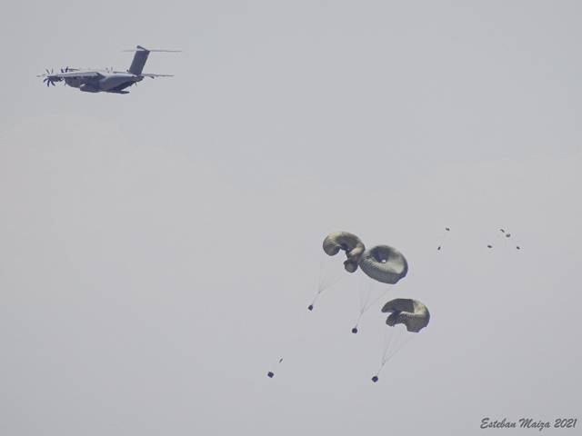 Un A400M del Ala 31 efectuando un lanzamiento de cargas pesadas sobre el polígono de tiro de las Bardenas Reales. Un A400M del Ala 31 efectuando un lanzamiento de cargas pesadas sobre el polígono de tiro de las Bardenas Reales.