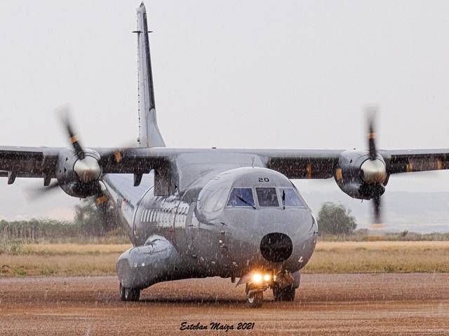 El “BÚHO” (indicativo de radio para el CN-235) operando en pista de tierra en medio de una tormenta que sorprendió en mitad del ejercicio. El “BÚHO” (indicativo de radio para el CN-235) operando en pista de tierra en medio de una tormenta que sorprendió en mitad del ejercicio.