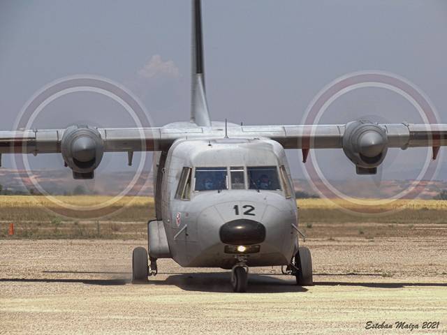 El “RENO” (indicativo de radio para el Aviocar) alineándose con la cabecera de la pista de tierra para iniciar un despegue táctico tras haber recogido a los paracaidistas que previamente lanzó. El “RENO” (indicativo de radio para el Aviocar) alineándose con la cabecera de la pista de tierra para iniciar un despegue táctico tras haber recogido a los paracaidistas que previamente lanzó.