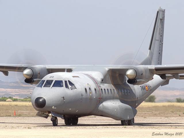 El CN-235 con los alineado en la pista para despegar y esperando a recibir la autorización por parte del Combat Control Team del EADA. 