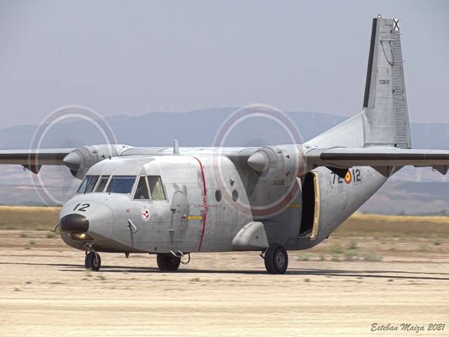 El Aviocar listo para despegar en la cabecera de la pista tras recoger a los paracaidistas del EADA que antes saltaron desde él. (Fotos y texto: Esteban Maiza) El Aviocar listo para despegar en la cabecera de la pista tras recoger a los paracaidistas del EADA que antes saltaron desde él. (Fotos y texto: Esteban Maiza)