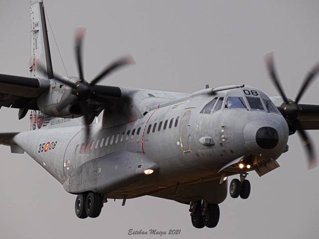 El C-295 efectuando una maniobra conocida como “baja aproximación” consistente en abortar el aterrizaje a escasos metros del suelo. El C-295 efectuando una maniobra conocida como “baja aproximación” consistente en abortar el aterrizaje a escasos metros del suelo.