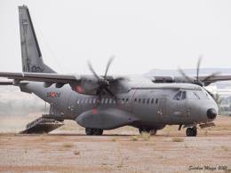 Un C295 efectuando una maniobra de descarga de combate de material que recibir� en tierra personal del EADA.