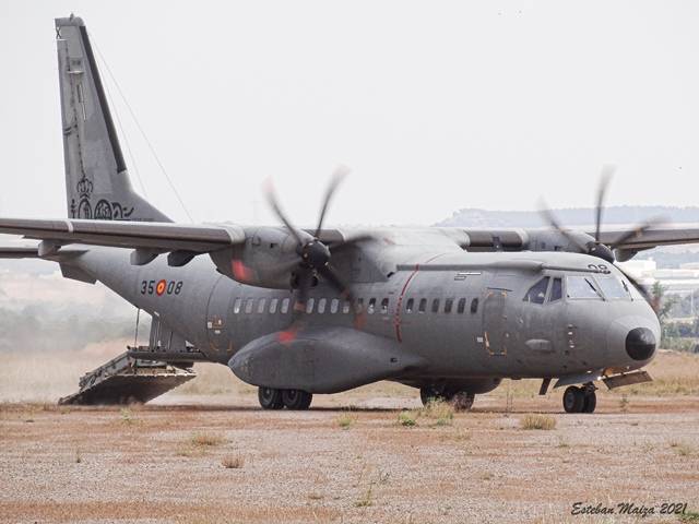 Un C295 efectuando una maniobra de descarga de combate de material que recibirá en tierra personal del EADA. Un C295 efectuando una maniobra de descarga de combate de material que recibirá en tierra personal del EADA.