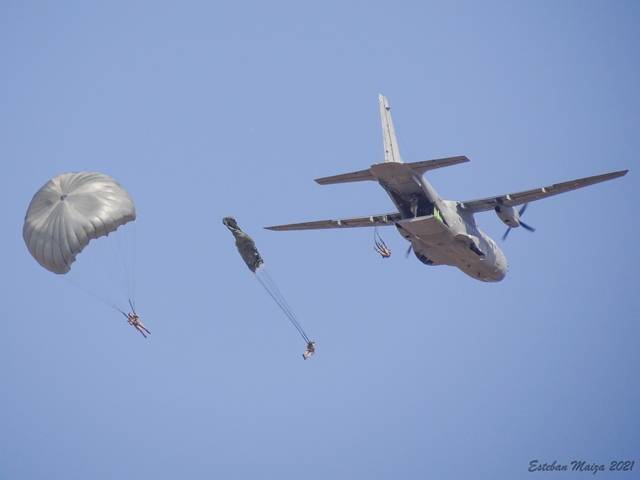 Un CN-235 efectuando lanzamientos de paracaidistas del EADA en modalidad de salto automático.