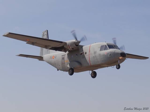 Un C-212 a escasos metros del suelo a punto de realizar una toma de máximo esfuerzo en pista de tierra Un C-212 a escasos metros del suelo a punto de realizar una toma de máximo esfuerzo en pista de tierra
