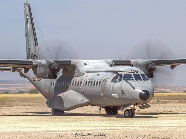 El IBIS (indicativo de radio para el C-295) rodando por la pista de tierra y alineándose con la cabecera para iniciar la maniobra de despegue.
