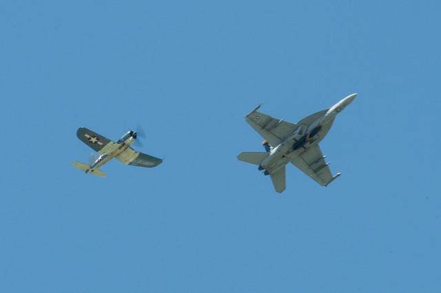 Un Corsair de la Segunda Guerra Mundial y un Súper Hornet vuelan  juntos-noticia  - Noticias Defensa  OTAN y Europa