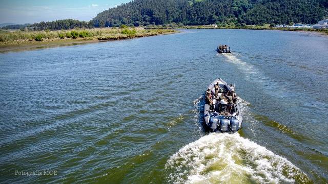 Tanto las navegaciones en aguas abiertas como en interior (igual que en esta ocasi�n  en la R�a de Cubas), van precedidas por un estudio previo de las mareas.