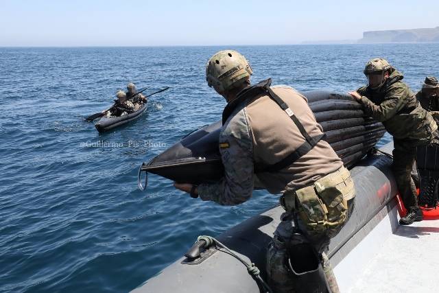 Esta forma de proceder tiene como objetivo realizar el acercamiento a la costa o a aguas interiores sin ser detectados.
