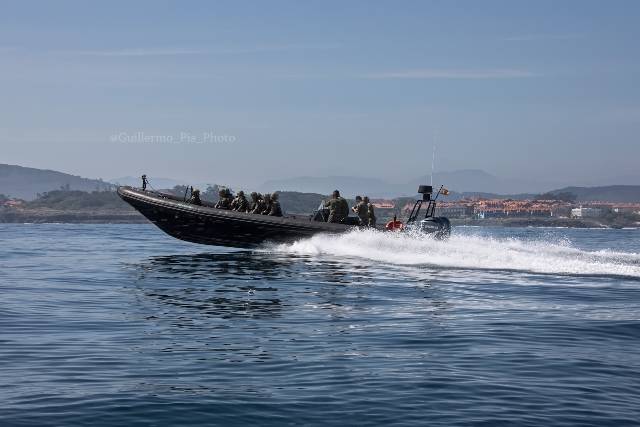 Para los ejercicios de navegaci�n (Nocturna-Diurna) se desplazaron  dos embarcaciones semirr�gidas: la Narwhal MOE 05 con 2 motores de 350cv cada uno y la Albor�n MOE 07 una trimotor de 300cv cada uno.