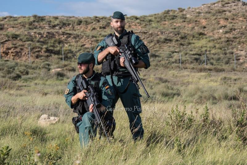 La participación directa en la mayor parte de las operaciones y en la detención de los comandos desarticulados de ETA, así como una importante cantidad de operaciones contra el narcotráfico y el crimen organizado, son una muestra de la importancia de este grupo dentro del organigrama de nuestras FFCCSE. Me gustaría despedir esta galería rindiendo un afectuoso homenaje al Tte Col. Jesus Gayoso Rey (Jefe del GAR desde 2014- hasta su fallecimiento) que nos dejó el 27 de Marzo de 2020 a causa de la COVID 19. (Fotos y texto: Guillermo_Pis_PHOTO) La participación directa en la mayor parte de las operaciones y en la detención de los comandos desarticulados de ETA, así como una importante cantidad de operaciones contra el narcotráfico y el crimen organizado, son una muestra de la importancia de este grupo dentro del organigrama de nuestras FFCCSE. Me gustaría despedir esta galería rindiendo un afectuoso homenaje al Tte Col. Jesus Gayoso Rey (Jefe del GAR desde 2014- hasta su fallecimiento) que nos dejó el 27 de Marzo de 2020 a causa de la COVID 19. (Fotos y texto: Guillermo_Pis_PHOTO)