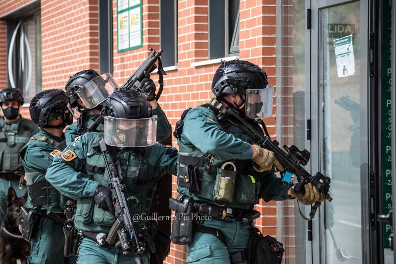 Continuamos nuestro repaso por las unidades más emblemáticas de nuestras FFCCSE, que en esta ocasión nos lleva hasta Logroño, a la Unidad de Acción Rural de la Guardia Civil (compuesta por el Centro de Adiestramientos Especiales y el Grupo de Acción Rápida). Continuamos nuestro repaso por las unidades más emblemáticas de nuestras FFCCSE, que en esta ocasión nos lleva hasta Logroño, a la Unidad de Acción Rural de la Guardia Civil (compuesta por el Centro de Adiestramientos Especiales y el Grupo de Acción Rápida).