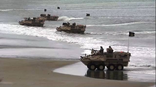 Los LAV II Caimán (8x8) arriban a Playa “Paraíso”. Los LAV II Caimán (8x8) arriban a Playa “Paraíso”.