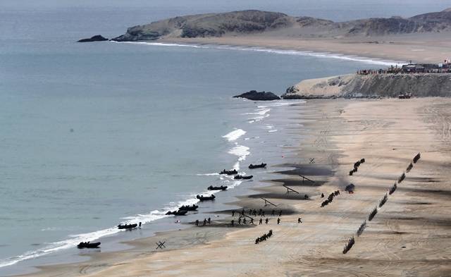 La segunda ola estuvo conformada por al menos 9 Zodiac F470 Futura Commando y MK-V, transporto a la 2da. Compañía de Fusileros que realizaron una progresión de fuego y maniobras empleando la formación táctica denominada “Línea de Frente”. La segunda ola estuvo conformada por al menos 9 Zodiac F470 Futura Commando y MK-V, transporto a la 2da. Compañía de Fusileros que realizaron una progresión de fuego y maniobras empleando la formación táctica denominada “Línea de Frente”.