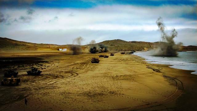 La primera ola de desembarco estuvo conformada por 15 Vehículos Blindados LAV II Caimán (8x8), mismos que transportaron a la 1ra. Compañía de Fusileros de la Fuerza Multinacional de Desembarco. Los LAV-25A2 del USMC se encararon de brindar fuego de cobertura y protección. La primera ola de desembarco estuvo conformada por 15 Vehículos Blindados LAV II Caimán (8x8), mismos que transportaron a la 1ra. Compañía de Fusileros de la Fuerza Multinacional de Desembarco. Los LAV-25A2 del USMC se encararon de brindar fuego de cobertura y protección.