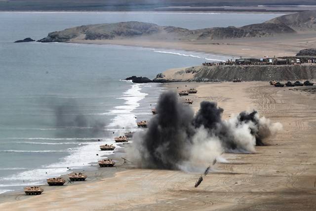 La primera ola de desembarco estuvo conformada por 15 Vehículos Blindados LAV II Caimán (8x8), mismos que transportaron a la 1ra. Compañía de Fusileros de la Fuerza Multinacional de Desembarco. Los LAV-25A2 del USMC se encararon de brindar fuego de cobertura y protección. La primera ola de desembarco estuvo conformada por 15 Vehículos Blindados LAV II Caimán (8x8), mismos que transportaron a la 1ra. Compañía de Fusileros de la Fuerza Multinacional de Desembarco. Los LAV-25A2 del USMC se encararon de brindar fuego de cobertura y protección.