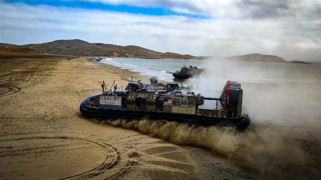 Dos LCAC (Landing Craft Air Cushion) del Buque de Asalto Anfibio USS John P. Murtha (LPD-26) arribando a Playa “Paraíso”. Su misión fue la de transportar el Componente Logístico y de Soporte de Fuerza Multinacional de Desembarco. Dos LCAC (Landing Craft Air Cushion) del Buque de Asalto Anfibio USS John P. Murtha (LPD-26) arribando a Playa “Paraíso”. Su misión fue la de transportar el Componente Logístico y de Soporte de Fuerza Multinacional de Desembarco.