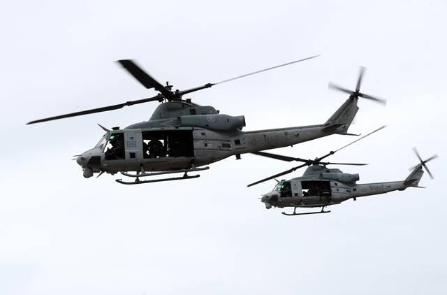 Un par de UH-1Y Venom del Escuadrón de Ataque N° 269 (HMLA-269) “Gunnrunners” en rumbo a Playa “Paraíso”. El HMLA-269 es una unidad subordinada a la 2° Ala de Aviación de la Infantería de Marina, elemento de combate de la II Fuerza Expedicionaria.