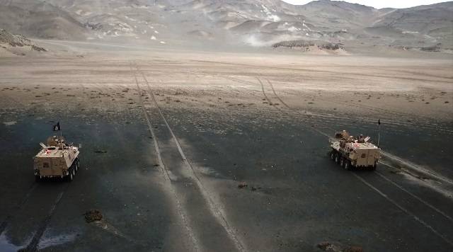 Dos Vehículos Blindados LAV II Caimán (8x8) avanzado tras sus objetivos en Playa “Paraíso”. Dos Vehículos Blindados LAV II Caimán (8x8) avanzado tras sus objetivos en Playa “Paraíso”.