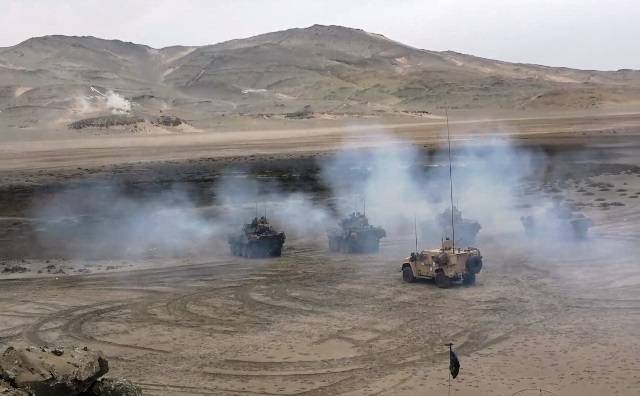 Una sección de LAV-25A2 (8x8) del USMC abriendo fuego con sus cañones Bushmaster M-242 de 25 mm. Atrás se observa un M1280 JLTV (Joint Light Tactical Vehicle). Una sección de LAV-25A2 (8x8) del USMC abriendo fuego con sus cañones Bushmaster M-242 de 25 mm. Atrás se observa un M1280 JLTV (Joint Light Tactical Vehicle).